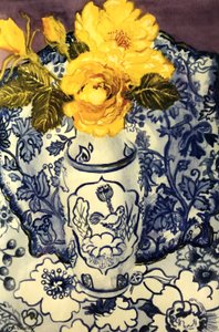 Roses jaunes dans un vase bleu et blanc avec textiles à motifs bleus et blancs